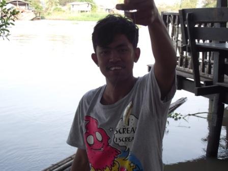                น้องคนนี้ฝีมือสุดยอดมากครับ "ตกปลาซิว"เอามาให้เพื่อนทำปลาเหยื่อ :smile: :smile: :sm