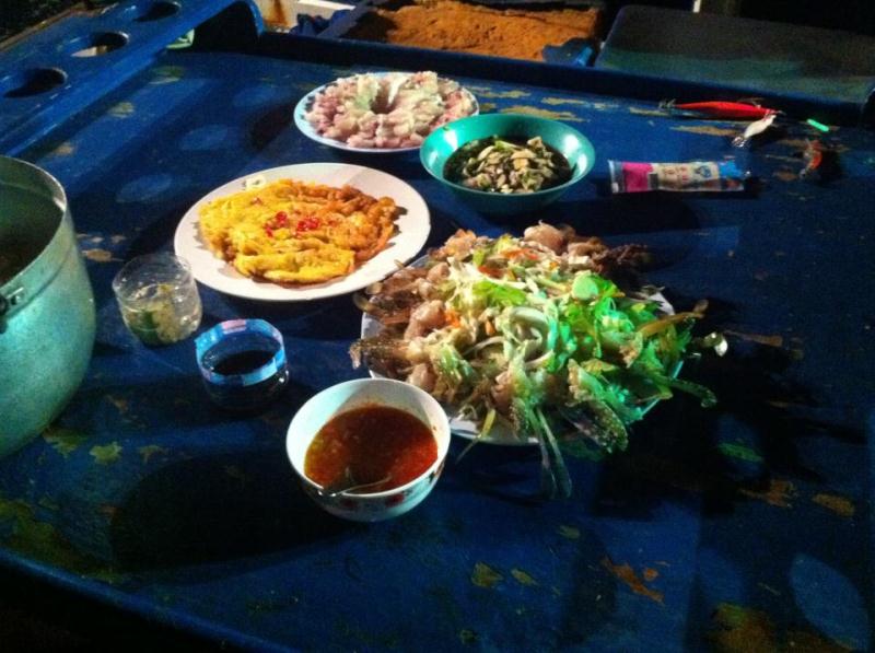 มื้อเย็นมาแล้ววว กว่าจะหามื้อเย็นได้ครบก็สามทุ่มกว่า มีซาชิมิปลาสาก ยำปลาสากแบบญี่ปุ่น จิ้มปูม้า ไข่