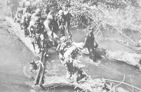 ทหารไทยข้ามลำน้ำ