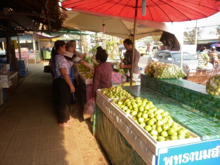 สินค้าที่ขึ้นชื่อของที่นี่ครับ    พุทรานมสด   หวานกรอบจริงๆครับ  อร่อยมากๆ  เสียดายราคาแพงไปนิดนึง  