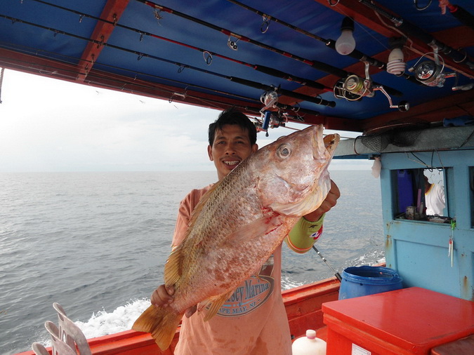 เรือเริ่มวิ่ง  นั่งว่างๆ  ถ่ายแบบกันดีกว่า  โดยบังเหล็บ.....