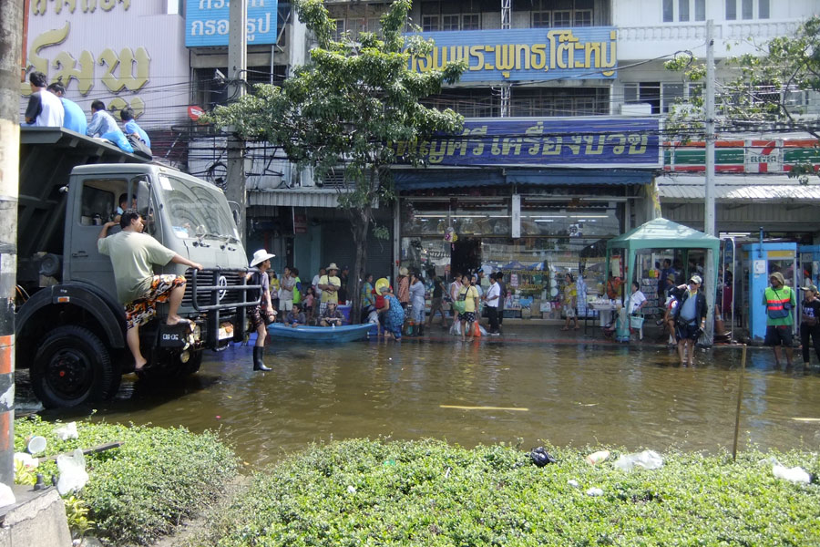  [b]รถทหารมีบริการตลอดครับ คนก็แน่นมากๆด้วย  [/b]