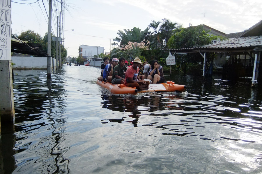  [b]         วันนี้พายเรือออกมาดูบรรยากาศรอบๆในซอยเพิ่มสิน 20 กันบ้างดีกว่า . . . เรือบานาน่าสปิ๊ด เ