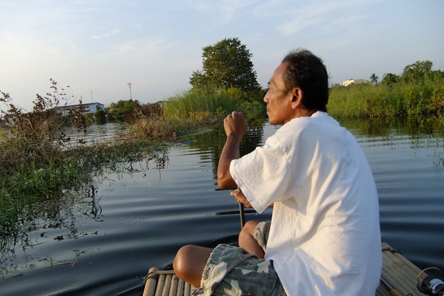  [b]เรือผมไม่ต้องพายเองครับ มีมอเตอร์ไกด์รุ่นประหยัด ไม่ต้องเปลืองไฟแต่จะเปลืองเบียร์ครับ[/b] :laugh