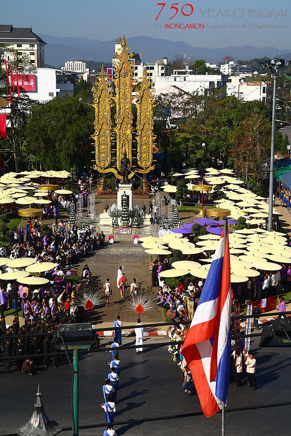 ภาพมุมสูงได้มาด้วยความอุปการคุณของเจ้าของร้านตึกขาวที่กรุณามาบอกให้ขึ้นไปชั้นดาดฟ้าของร้าน ต้องขอขอบ