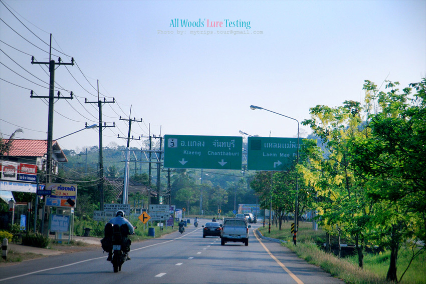 ขับผ่านแยกกระเฉด ผ่านไปซักครู่ก็จะเจอป้ายบอกทางใหญ่ ให้เลี้ยวขวา ไปทางแหลมแม่พิมพ์ เป็นเส้นทางเลียบท