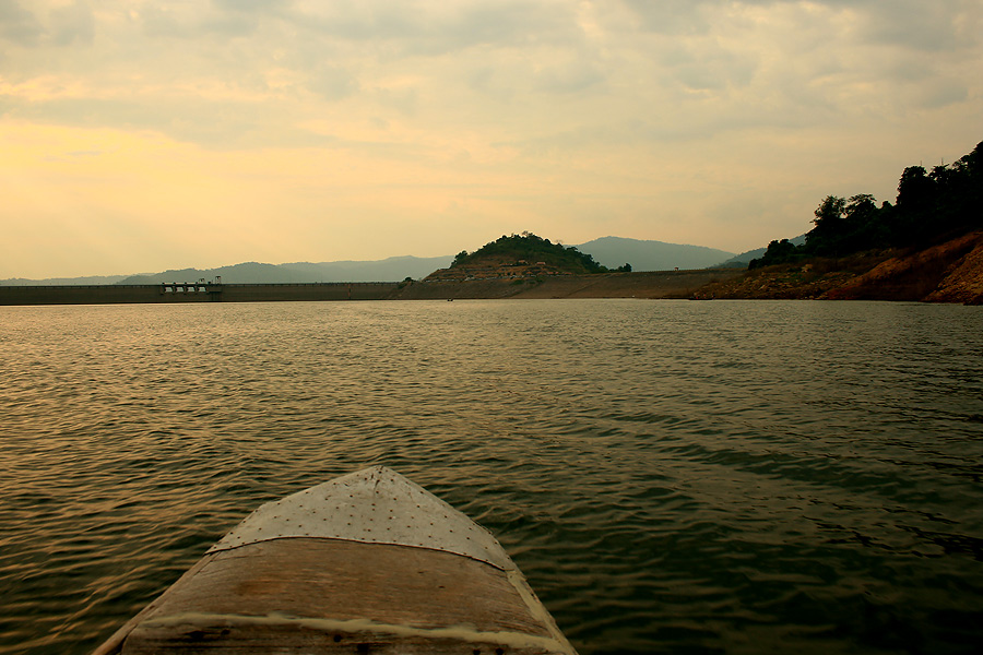 มุ่งหน้า ขึ้นท่าเรือ  เดินขึ้นไปปวดขาได้อีก :laughing: :laughing: