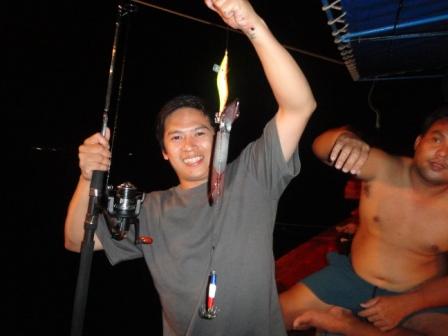 เพื่อนผมตกปลาหมึกได้ครั้งแรกในชีวิต :cheer: