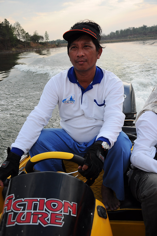 เวลาขับเรือไม่ต้องเบ่งพุงดิน้านะ มันต้านลมน่ะบอกให้ เดี๋ยวเรือก็ไม่ขึ้นน้ำพอดี :laughing: :laughing: