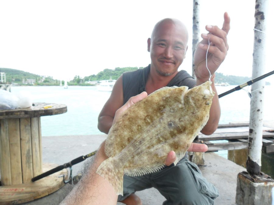 นักตกปลาชาวเกาหลี เล่นของแปลกไม่เคยเห็นใครได้เจ้านี่เลย ... :love: :love: