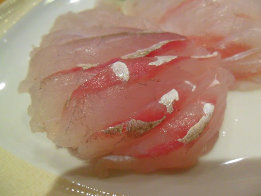 เนื้อออกขาวอมชมพู หนึบหนับ ดีทีเดียว จัดเป็นปลาที่กินดิบ อร่อยอีกตัว :love: :umh: :umh:
