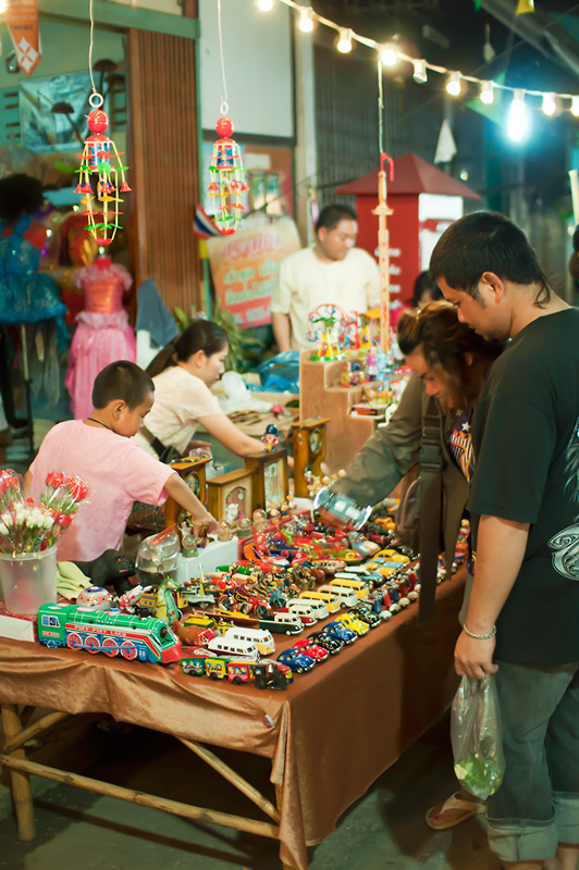 ภาพนี้ถ่ายรูปร้านค้าลองเปิดF1.4 ดูครับ 