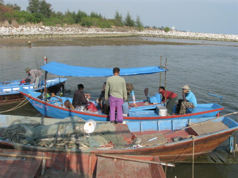 เนื่องจากน้ำในคลองเหลือน้อย เรือไต๋เจตน์ต้องออกไปจอดรอข้างนอกก่อน จึงต้องมีการฝากนักกีฬาตกปลาให้ไปกั