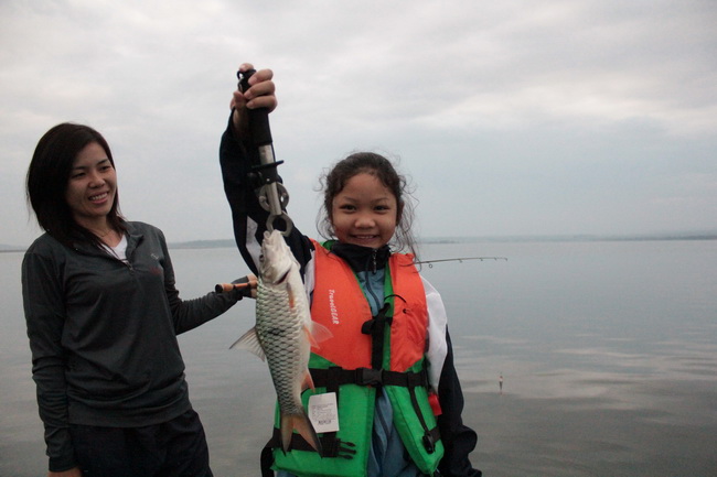 ทริปต่อมา วันนี้พาลูกสาวมาตกปลาด้วยเป็นครั้งแรกครับ อากาศเย็นแต่เช้าๆเลยครับ
ตัวแรกกับการตกปลาด้วยเ