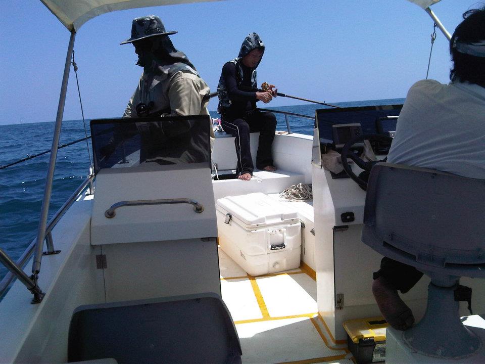 บรรยากาศในเรือถ่ายรูปไว้ไม่เยอะครับ

ซ้ายมือผมเองครับ อยู่หัวเรือคือน้ากิมสะเดา 

น้าโอเล่นั่งตร