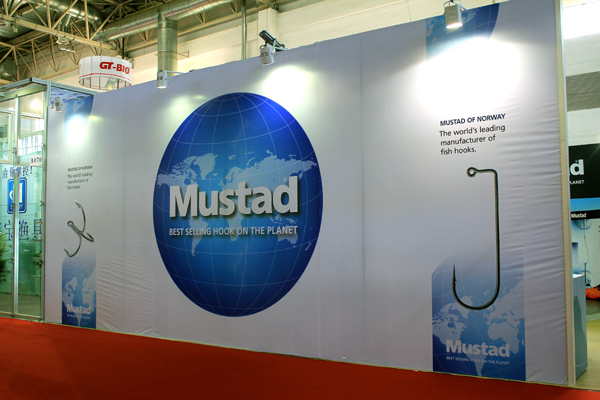 ตัวเบ็ดยี่ห้อดังครับ  Mustad  ก็มาโชว์เหมือนกัน