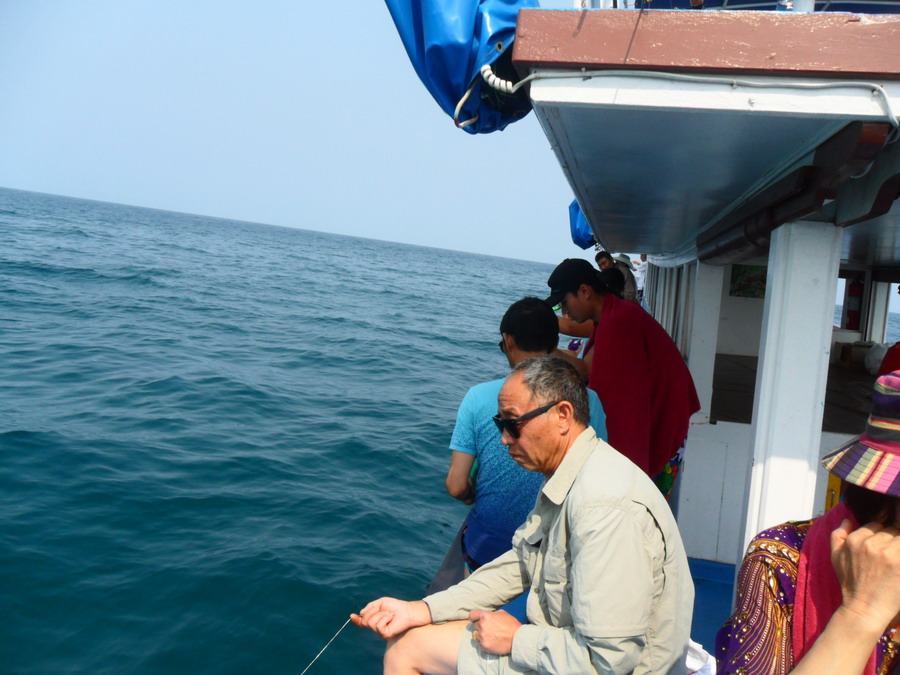 แขกเกาหลีครับ กัปตันเราแจกอุปกรณ์ สาย Hand line ให้ทุกคนที่จะตกปลาเกี่ยวเหยื่อหย่อนลงไปเลยครับ 
 :c
