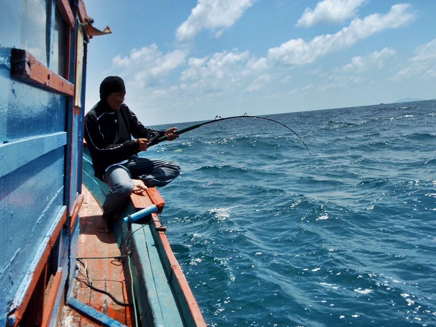   วิ่งเรือพ้นปากร่องมาจุดหมายแรกก็เข้าไปหาเหยื่อลูกปลาเอาใว้อินทรีซักหน่อย ได้เซ้กล่ามาราว 10 ตัวก็เ