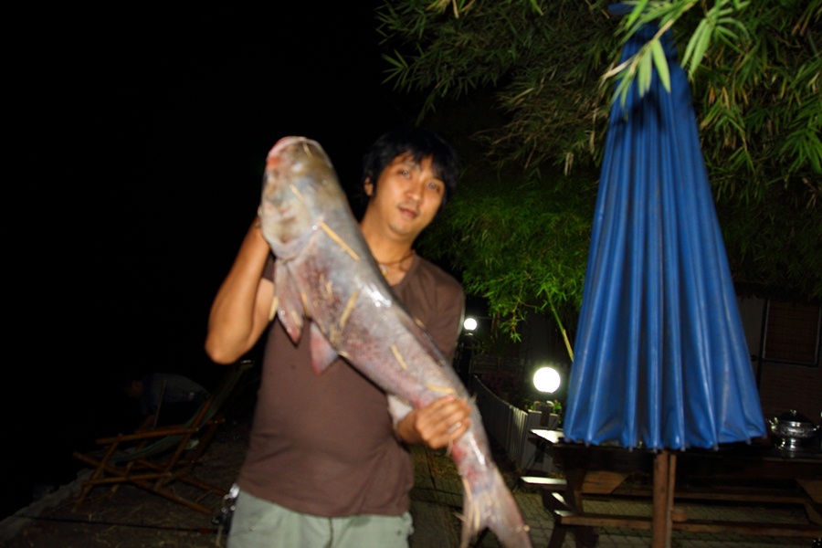 ส่วนภาพนี้ไม่ชัดครับ คนถ่ายมือไม่นิ่ง (เริ่มเมาแล้ว)
ปลาที่ได้เป็นปลาจีนไซด์ขนาด 5 กก.