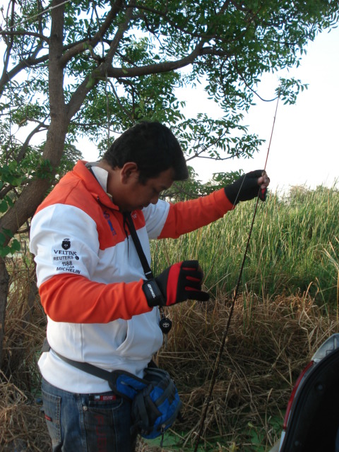 พอจัดแจงแต่งสถานที่เก็บยานภาหนะเสร็จเรียบร้อย ก็เริ่มประกอบอาวุธประจำกายกันเลยครับ  :kiss: :kiss: :k