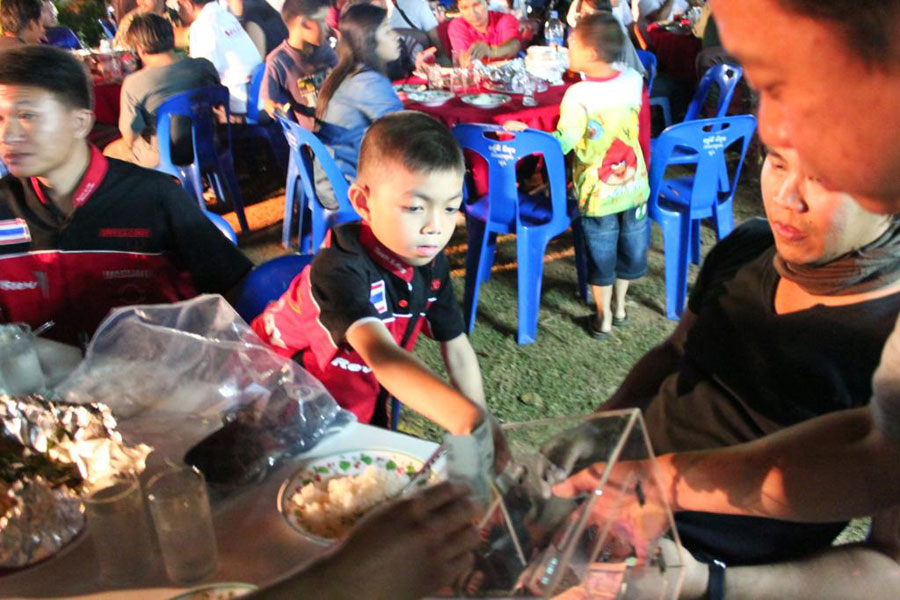 เจ้าหนูพันธุ์ข้าวหลาม ขอทำบุญปล่อยปลากับลุงๆด้วย  :smile: