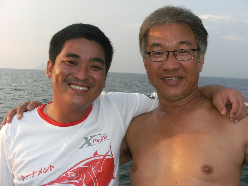  ขวามือ Mr. FONG CS บรรณาธิการหนังสือตกปลา ROD & LINE ของมาเลเซีย คนซ้าย Mr. KOON  ครับ


