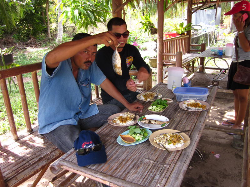 

พักทานข้าวกันก่อนนะครับ..........ข้าวราดแกงคนละจาน สั่งปลาทูมากินกับน้ำพริกที่ทางร้านเขาแถม.....