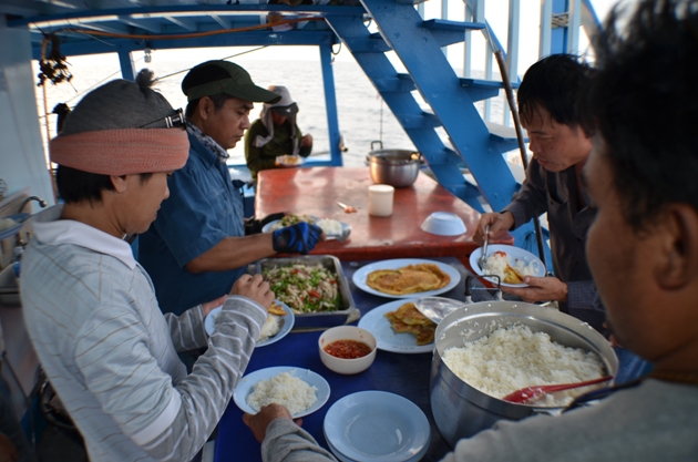 กับข้าวบนเรือทุกมื้ออร่อยมาก ฝืมือไต๋มดทำกับข้าวอร่อยมาก :cheer: