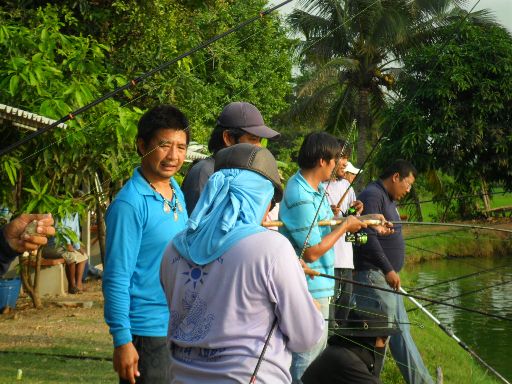 อ้าวน้าก่า กับ ผอ.เก่งบ่อจ้าวซัน ทำไมสายพันกันได้นะมาทีมเดียวนะ
เสียเวลาเย่อปลาไซ้ส์ ก็เพราะสายมาพั