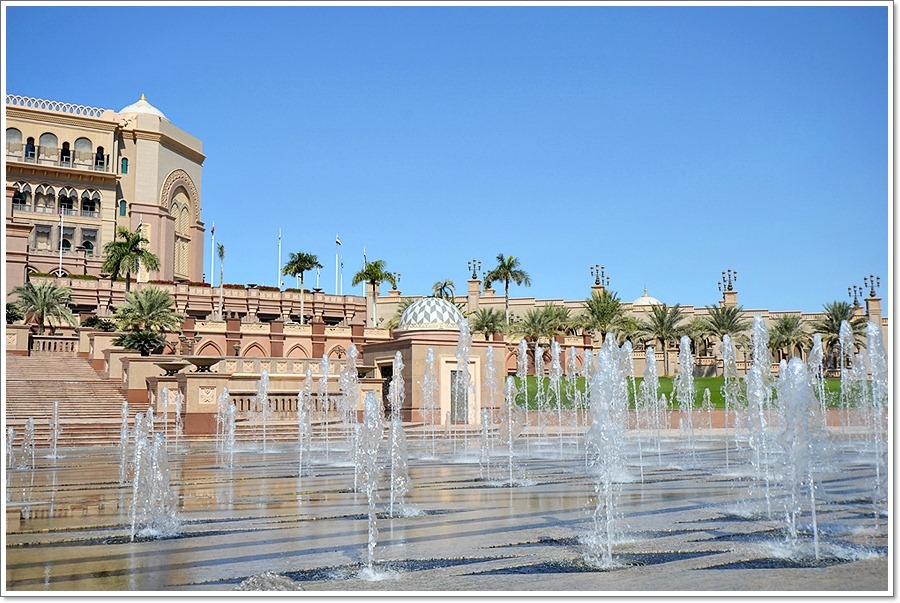 พวกเรารับประทานอาหารกลางวันที่ภัตตาคาร LE VENDOME ในโรงแรม EMIRATES PALACE  :cheer: