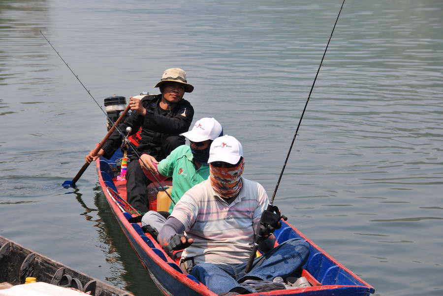 เอ้ย!!!!!ท้ายเรือมีแขวนพวงมาลัยด้วย...คดีพลิกแล้ว...มีเซ่นพวงมาลัยดอกไม้ด้วยสงสัยโดนใหญ่แน่....อุ้ย!