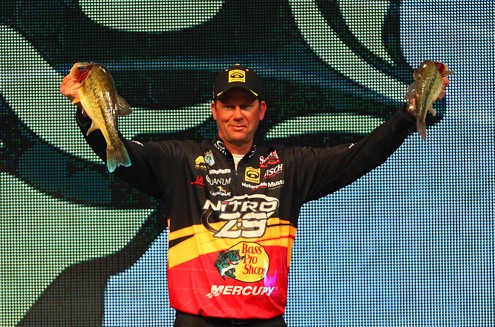 Kevin VanDam (10, 24-15) คนนี้ก็เป็นอีกคนที่ทำได้ดีกว่าวันแรกพอควร เริ่มมีรอยยิ้มแล้ว 