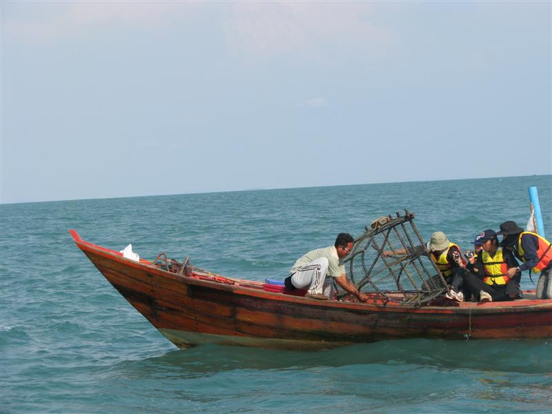 หันกลับมาดูเรือที่ประธานกลุ่มอยู่ ไปเจอลอบปลาชาวบ้านและนำขึ้นมาบนเรือซ่ะแล้ว  :laughing:  :laughing: