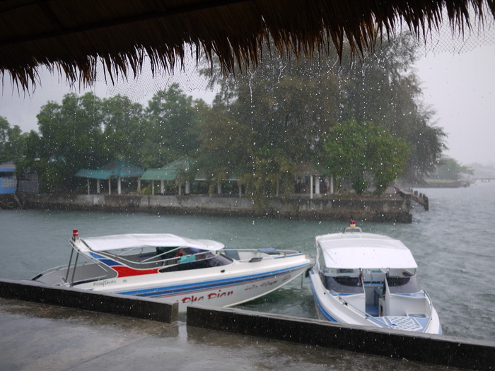 ถึงท่าเรือ ศรีบ้านเพ ก็เจอน้องฝนเข้าให้ ตกหนักมากๆๆๆ เย็นสบายเลยงานนี่