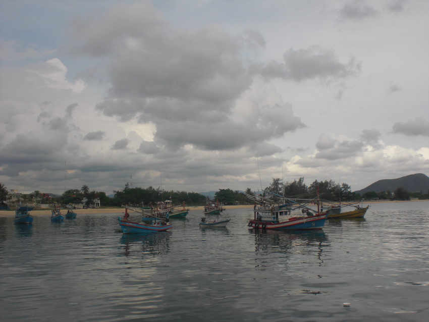 ตอนเรือกำลังออกฟ้าเริ่มมืดลง เหมือนจะมีฝน ไม่ตกมาหลายเดือนแล้วไม่รู้ทำไมจะมาตกเอาวันที่เราออกตกปลา