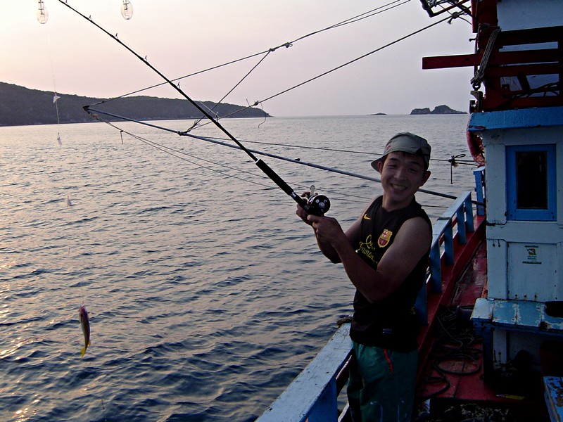 ปลาตัวแรกในทะเลไทยของโยชิดะ...และก็เป็นตัวสุดท้ายของเค้าในทริปนี้เพราะหลังจากวิ่งเข้าหมายปั่นหมึกได้