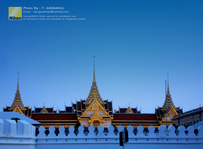 ระหว่างเดินออกมาทานก๋วยเตี๋ยวกดอีกสักรูปครับกับ "วัดพระแก้ว" ^^
 :smile: :smile: :smile: