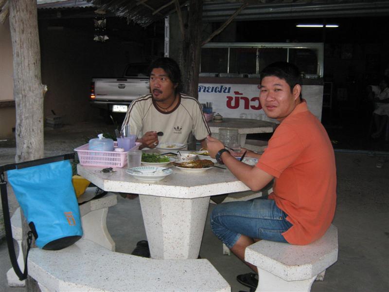 กินข้าวเสร็จสั่งข้าวเผื่อทีมเสือด้วยนะแต่ที่รู้งานนี้ทีมเสือโดนแน่พาเด็กมาด้วยยยยยยยยยยยต้องเผา :lau