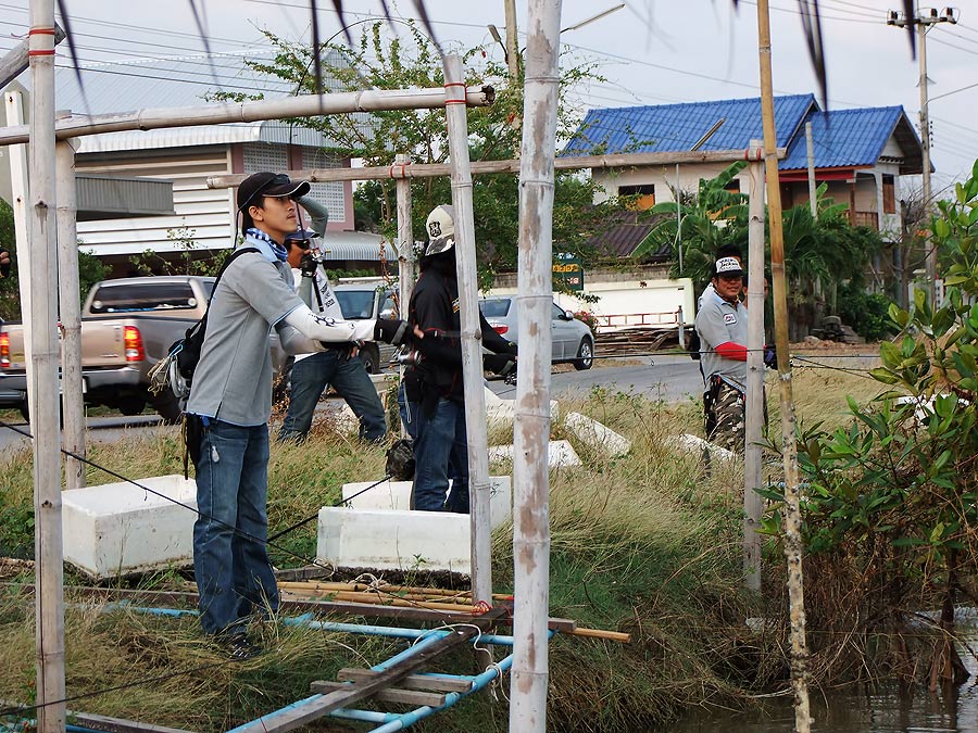 [b]ทางด้านซ้ายของผม น้าพล คันกะรอก งัดปลาขึ้นมาตัวปลิวเลยครับ ดูคันเอาเอง ไม่กลัวคันหักเลยอ่ะ อิอิ[/