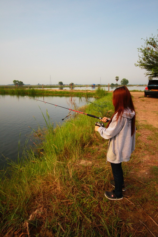 น้องหน่อยก็ยังสนุกกับการตกปลาสวายครับ  เเบบว่าคามือทุกไม้ครับ :laughing: