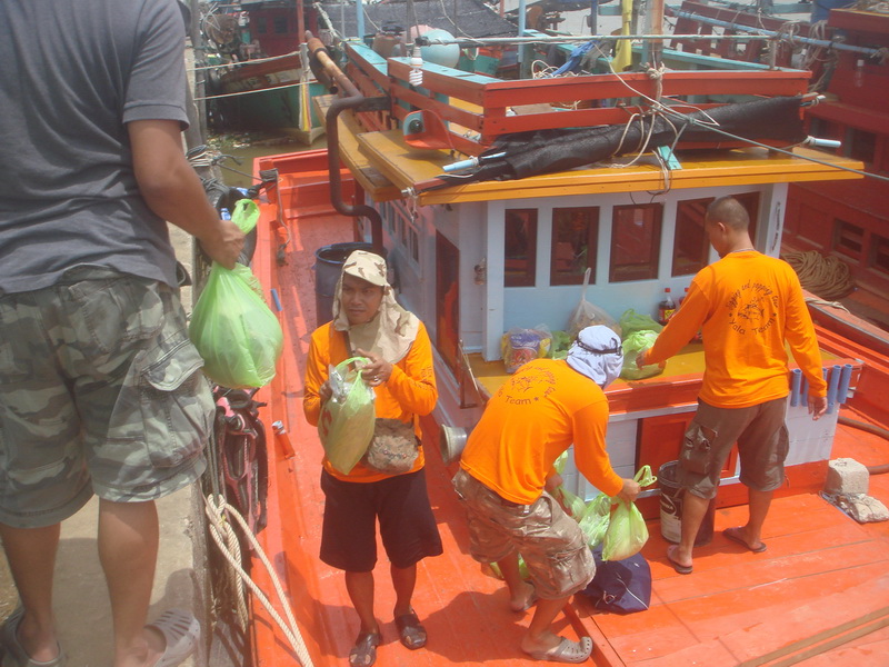 ช่วยกันขนของลงเรือ เร็วๆช่วยกันทำมาหากิน :laughing: