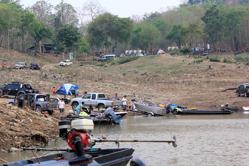 เริ่มมีนักแข่งเอาเรือมาลงเรื่อยๆครับ :smile: :smile: