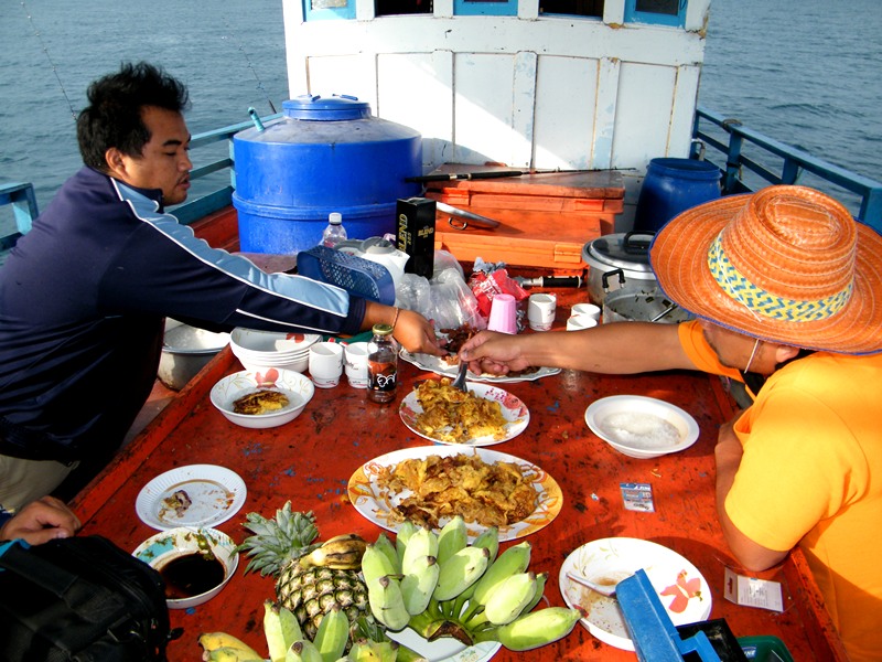 ได้เวลามื้อเช้าแล้วพี่น้อง พักข้าวต้มปลาไว้ก่อนกินทุกรอบที่ลงเรือ งานนี้ขอเป็นข้าวต้มกุ้ยถ้วยละ 1บาท