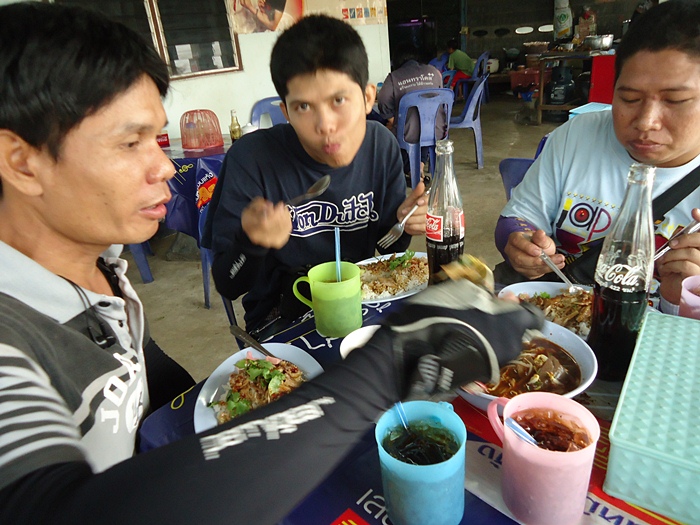 ....พี่ทุย พาไปกิน ข้าวหน้าเป็ด ร้านอร่อย ร้านประจำ ที่แกมากินทุกครั้ง ถ้าได้แวะเวียนมาแถวๆนี้  :lau