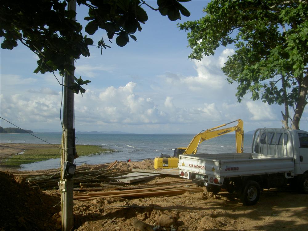 ไปถึงบ้านฝั่งแดง อำเภอบางสะพานน้อย  ท่าเรือที่เราลงประจำ ความเจริญกำลังเข้ามา แล้วต่อไปปลาจะหมดไหมเน