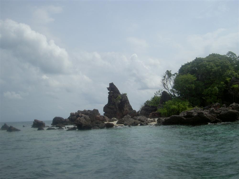 เกาะลูกนี้สวยมากๆบนเกาะจะมีโขดหิน เป็นรูปสิงห์ ตัวใหญ่ และเล็ก ชาวบ้านเรียกสิงห์ แม่ลูก เกิดจากหินที