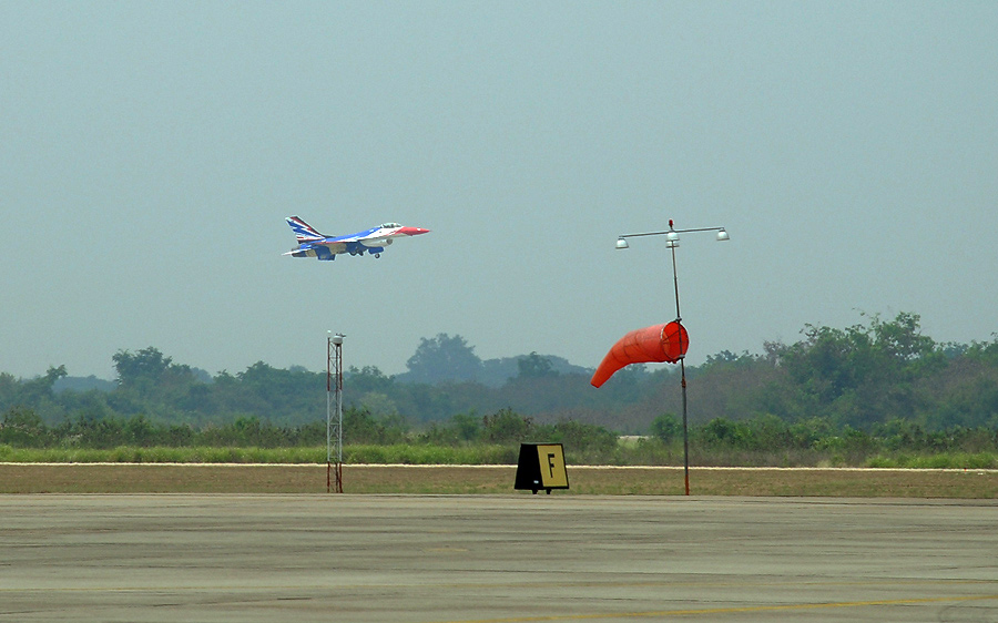 เอาล่ะครับเริ่มมันแล้วเสียงสะใจมากๆ  คือ  F-16  ครับ