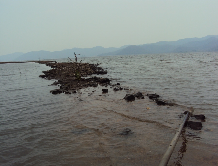 หางเสือเรือ ก็อยู่บนคันดินยึดเรือไว้ ลมแรงมาก