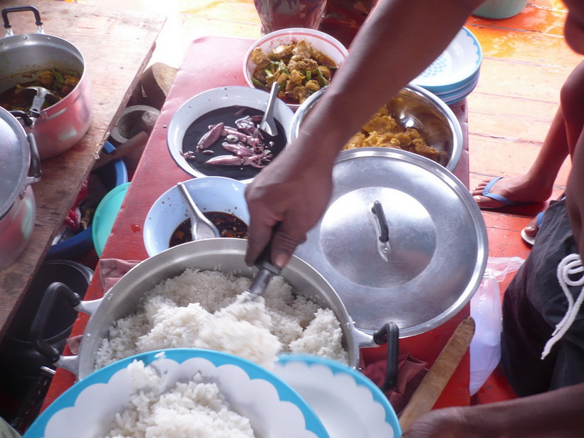 เรื่องอื่นค่อยว่า ขอบคุณบังเหมครับสำหรับอาหารในเรือ  อร่อยทุกมื้อ :laughing: