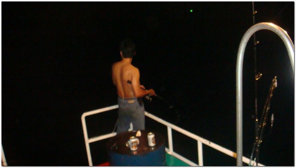 ภาพหลังเรือถ่ายรูปผมอัดปลาไว้ ได้ภาพแค่เวลาตี 2 เศษ  แล้วกล้อง 2 ตัวที่ใช้อยู่ท้ายเรือ 
ก็แบตเตอรี่
